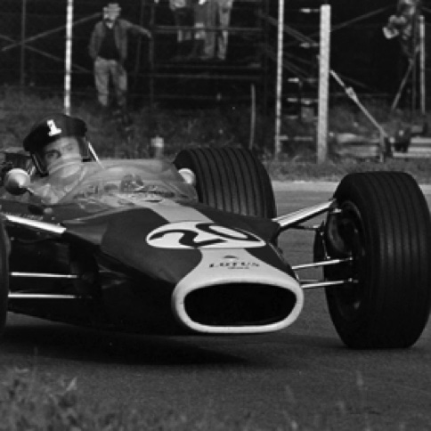 Essais à Monza avec une visière sur son casque en lieu et place des traditionnelles lunettes... Essais à Monza avec une visière sur son casque en lieu et place des traditionnelles lunettes...